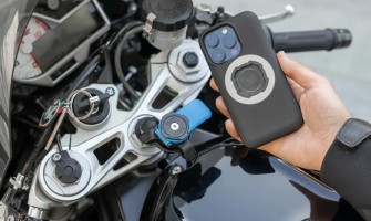 Ce-i cu suportul de telefon moto Quad Lock și cum a ajuns atât de apreciat în lumea moto?