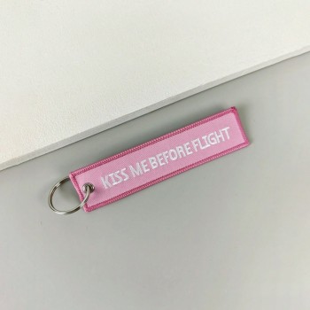 Breloc moto textil "Kiss me before flight" brodat Breloc moto textil "Kiss me before flight" brodat